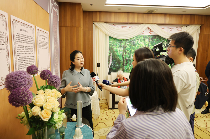 中国芳香疗法研究院院长、荣秀盛生创始人缪晓出席声香疗愈体验空间启用仪式并接受记者采访.JPG