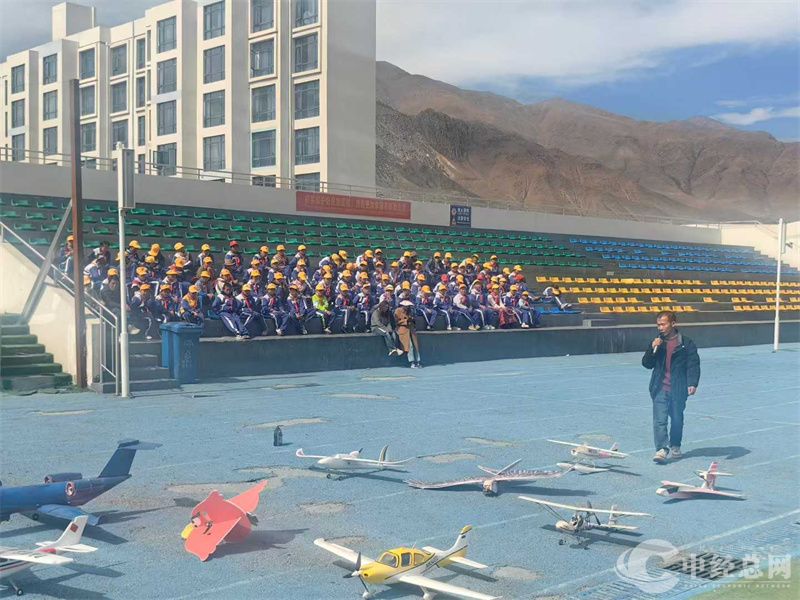 拉萨航空航模表演.jpg