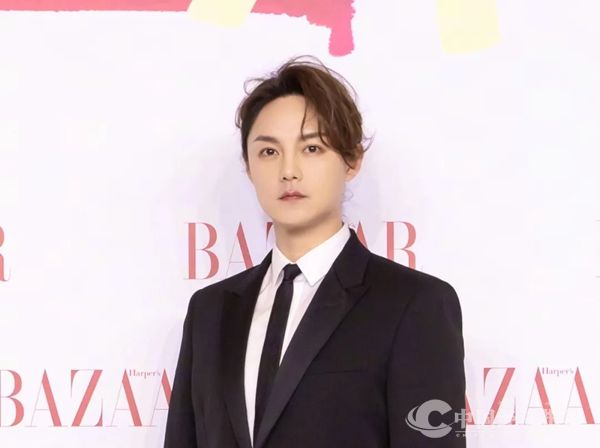 15李晓林秘书长出席时尚芭莎慈善晚宴并代表“思源工程”接收1093万元善款援建乡村美育教室.jpg