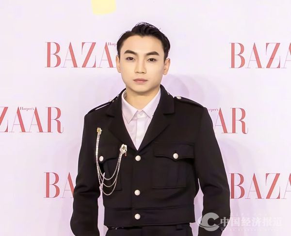 34李晓林秘书长出席时尚芭莎慈善晚宴并代表“思源工程”接收1093万元善款援建乡村美育教室.jpg