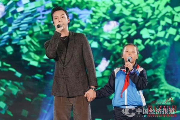 49李晓林秘书长出席时尚芭莎慈善晚宴并代表“思源工程”接收1093万元善款援建乡村美育教室.jpg