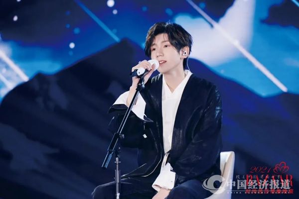 54李晓林秘书长出席时尚芭莎慈善晚宴并代表“思源工程”接收1093万元善款援建乡村美育教室.jpg