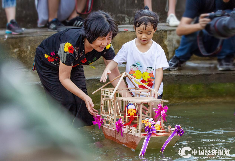 07上林县三里镇村民在小河边放渡“渡河公” 韦福高 摄_副本.png