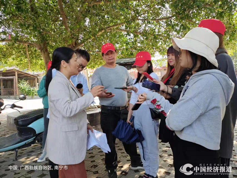 08采风团采访上林县文旅体育局副局长樊青 叶友良摄_副本.png