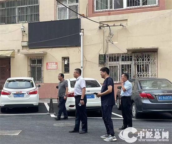 党建引领共商共议上级领导到九水路103小区视察现场施工情况。_看图王.jpg