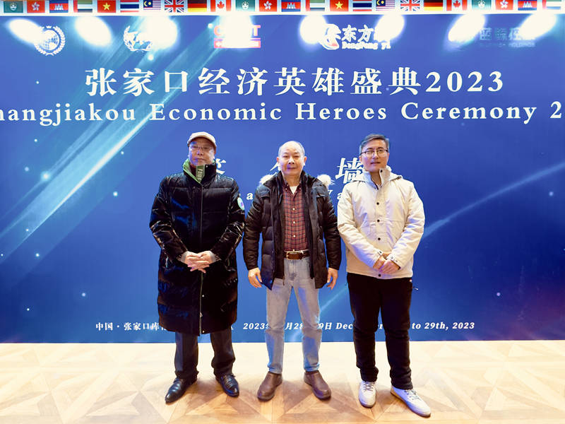 与陈青东会长合影3.jpg